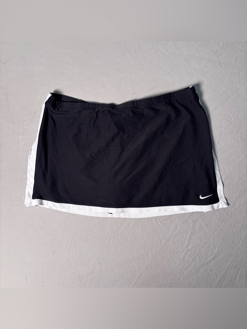 Vintage Nike Y2K Black Athletic Skort with White Trim - Size M